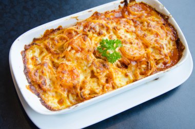 Karides ile peynir pişmiş spagetti 