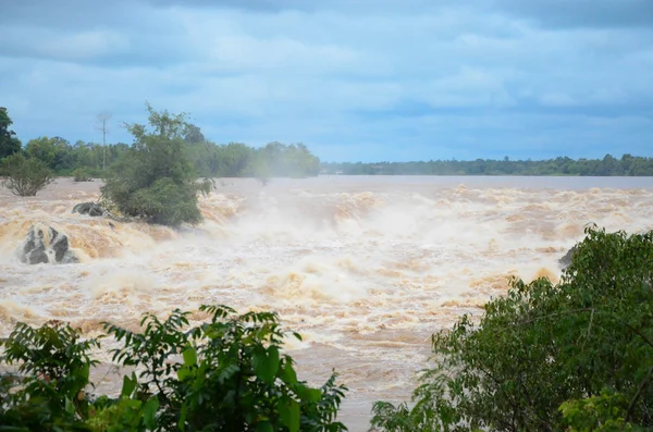 Flash alluvione acqua veloce venire attraverso — Foto Stock