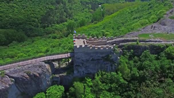 Luftbild einer mittelalterlichen Festung in Bulgarien in der Nähe der Stadt Provadia — Stockvideo