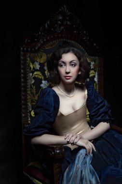 Güzel kız bir ortaçağ elbise giyiyor. Stüdyo çalışmaları Caravaggio tarafından ilham. Cris. XVII