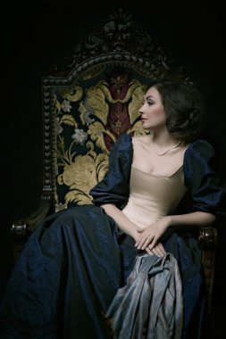 Güzel kız bir ortaçağ elbise giyiyor. Stüdyo çalışmaları Caravaggio tarafından ilham. Cris. XVII