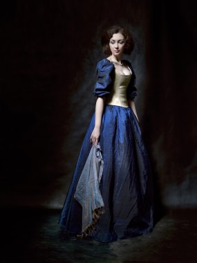 Güzel kız bir ortaçağ elbise giyiyor. Stüdyo çalışmaları Caravaggio tarafından ilham. Cris. XVII