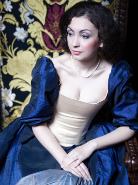 Güzel kız bir ortaçağ elbise giyiyor. XVII