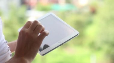 Tablet bilgisayar dokunmatik ekran içinde ev, ofis, pencere kullanan kadın. Dizüstü bilgisayar, kaydırma metni yazmayı eller Closeup bulanık arka plan