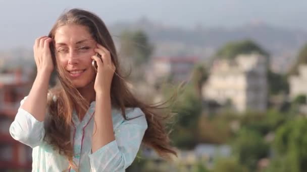 Feliz hermosa mujer que habla el teléfono, usando Smartphone, sonriendo, disfrutando de la vida. vale la pena a su pecho en el tejado de la gran ciudad al aire libre. Katmandú, Nepal — Vídeos de Stock