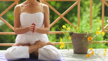Kız Yoga meditasyon Lotus Namaste açık havada beyaz takım oturma Asana Mat balkon çatı evin yapıyor. Yaz, Himalayalar