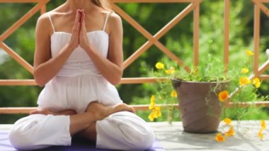 Kız Yoga meditasyon Lotus Namaste açık havada beyaz takım oturma Asana Mat balkon çatı evin yapıyor. Yaz, Himalayalar