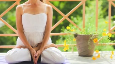 Kız Yoga meditasyon Lotus Namaste açık havada beyaz takım oturma Asana Mat balkon çatı evin yapıyor. Yaz, Himalayalar