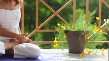 Kız Yoga meditasyon Lotus Namaste açık havada beyaz takım oturma Asana Mat balkon çatı evin yapıyor. Yaz, Hindistan, Himalayalar
