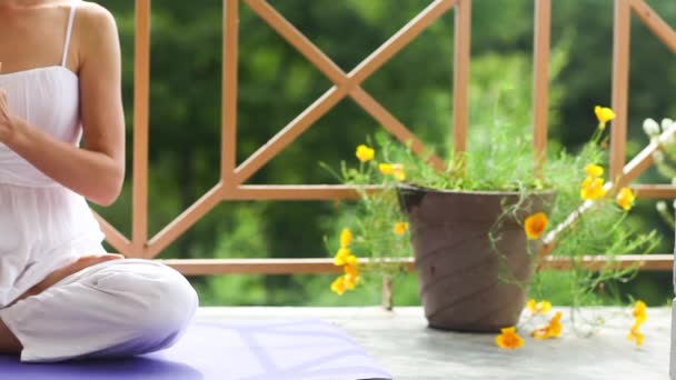 Kız Yoga meditasyon Lotus Namaste açık havada beyaz takım oturma Asana Mat balkon çatı evin yapıyor. Yaz, Hindistan, Himalayalar — Stok video