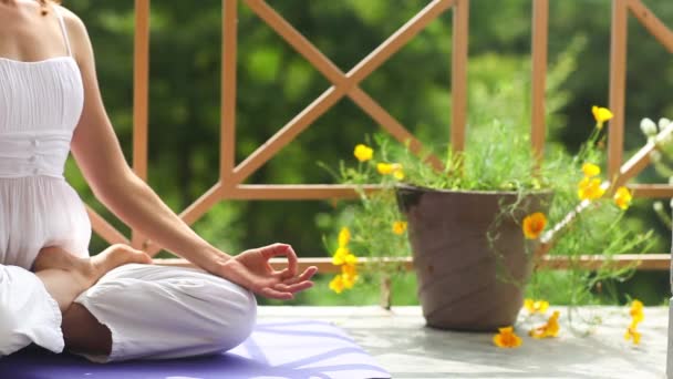 Mädchen macht Yoga-Meditation Lotus Namaste im Freien weißen Anzug sitzt Asana-Matte Balkondach des Hauses. Sommer, Indien, Himalaya — Stockvideo