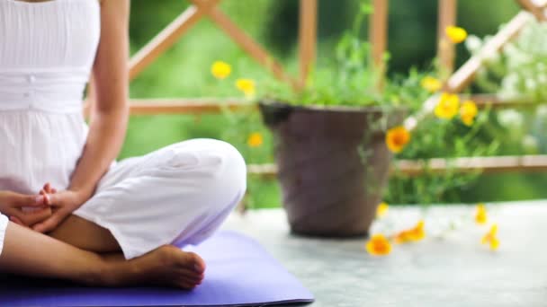 Mädchen macht Yoga-Meditation Lotus Namaste im Freien weißen Anzug sitzt Asana-Matte Balkondach des Hauses. Sommer, Himalaya — Stockvideo