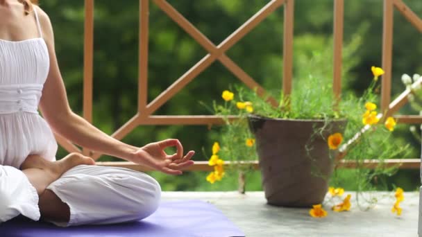 Mädchen macht Yoga-Meditation Lotus Namaste im Freien weißen Anzug sitzt Asana-Matte Balkondach des Hauses. Sommer, Himalaya — Stockvideo