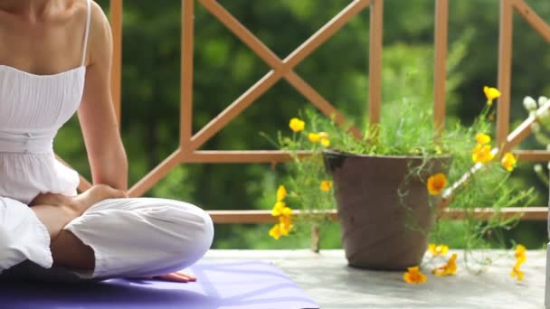 Mädchen macht Yoga-Meditation Lotus Namaste im Freien weißen Anzug sitzt Asana-Matte Balkondach des Hauses. Sommer, Himalaya — Stockvideo