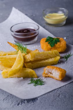 Tavuk Nuggets ketçap ve taş zemin üzerine sos ile. Seçici odak.