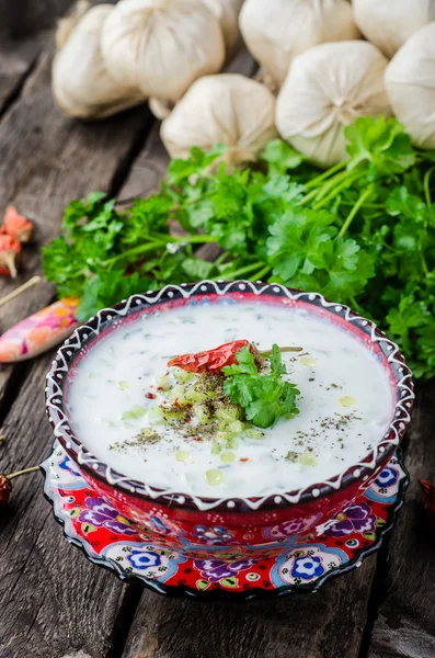 Tzatziki of cacik, koude komkommer en yoghurt soep of salade met mint bladeren op houten achtergrond. Selectieve focus — Stockfoto