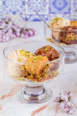 Mermer arka planda dondurmalı baklava. Türk Arap mutfağı. Ramazan yemeği. Seçici odaklama