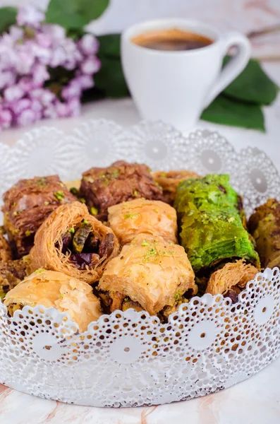 Gemengde baklava in witte plaat op marmeren achtergrond. Ramadan voedsel, Turkse, Arabische keuken. Selectieve aandacht — Stockfoto