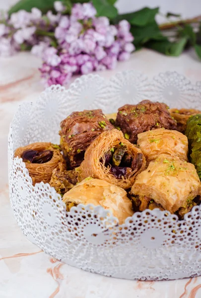 Baklava mixte en plaque blanche sur fond de marbre. Nourriture ramadan, cuisine arabe turque. Concentration sélective — Photo