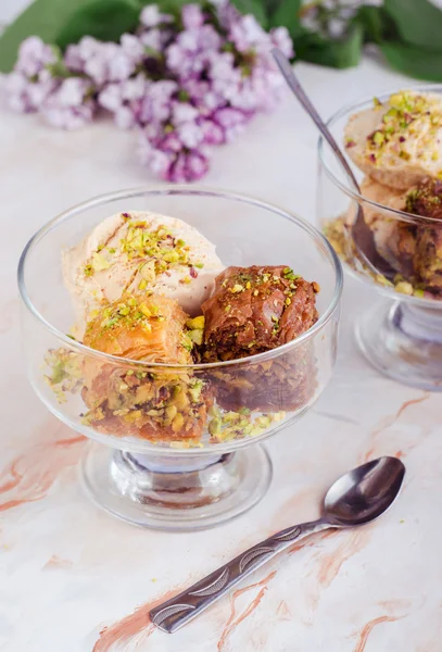 Baklava met roomijs op marmeren achtergrond. Turkse Arabische keuken. Ramadan eten. Selectieve focus — Stockfoto