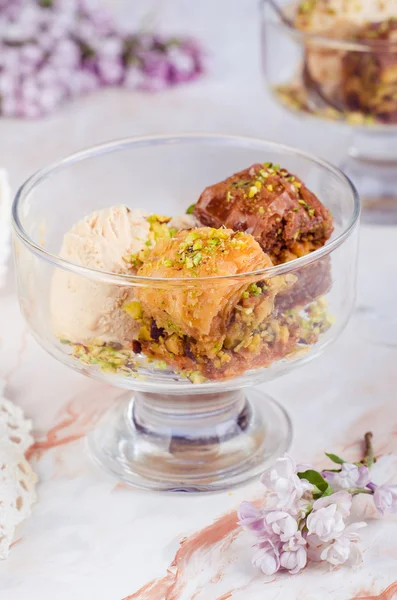 Баклава с мороженым на мраморном фоне. Турецкая арабская кухня. Еда Рамадана. Селективный фокус — стоковое фото