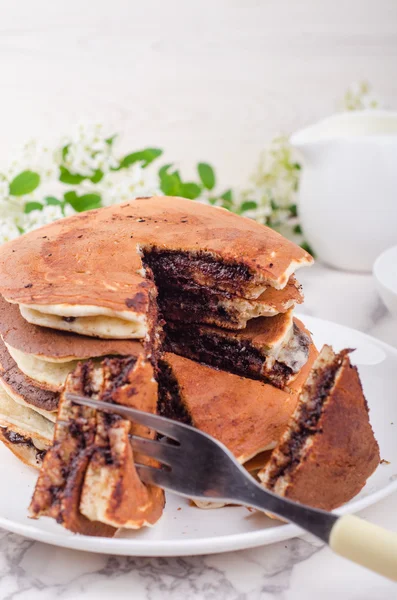 Gefüllte Schokolade Pfannkuchen auf n Vintage-Schiefertafel Hintergrund mit Blumen und Kaffeetasse. Selektiver Fokus — Stockfoto