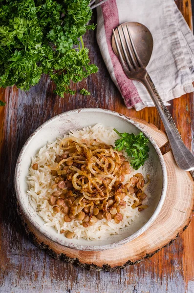 Mujadarra-Arab tál rizst, lencsét és hagymát fából készült háttérrel. Ramadan élelmiszer. Keleti konyha. Szelektív fókusz — Stock Fotó