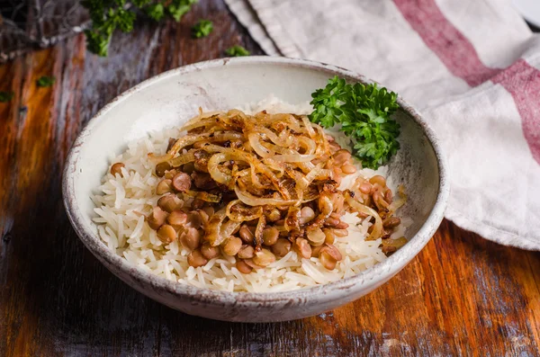 무자다라 ( Mujadarra) - 나무 배경에 쌀, 렌즈콩 및 양파가있는 아라비아 요리. 라마단 음식. 동양 요리. 선택적 초점 — 스톡 사진