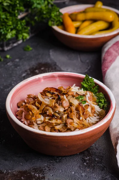 Мухадарра - арабское блюдо с рисом, чечевицей и луком на тёмном фоне. Еда Рамадана. Восточная кухня. Селективный фокус — стоковое фото