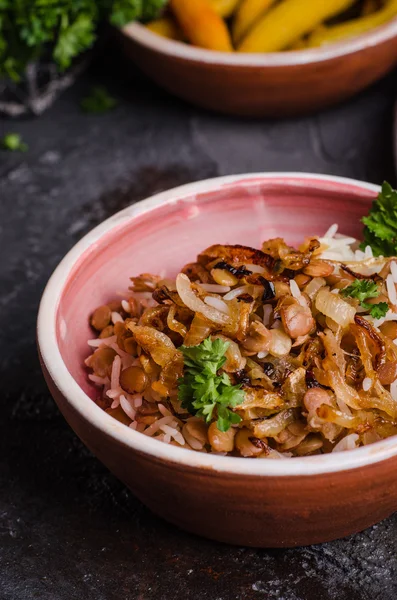 Mujadarra-Arab étel rizzsel, lencsét és hagymát sötét háttéren. Ramadan élelmiszer. Keleti konyha. Szelektív fókusz — Stock Fotó