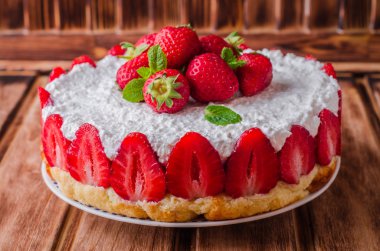 ahşap arka plan, seçici odak üzerinde süzme peynir ile pişmiş hiç çilek Cheesecake.