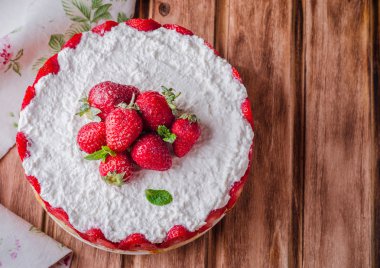 ahşap arka plan, seçici odak üzerinde süzme peynir ile pişmiş hiç çilek Cheesecake.