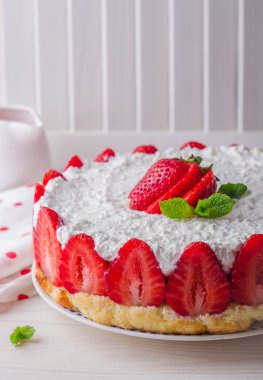 ahşap arka plan, seçici odak üzerinde süzme peynir ile pişmiş hiç çilek Cheesecake.