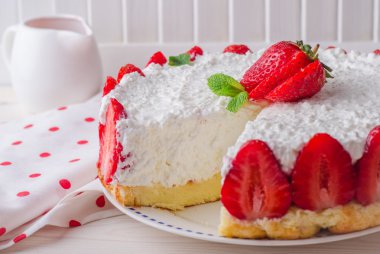 ahşap arka plan, seçici odak üzerinde süzme peynir ile pişmiş hiç çilek Cheesecake.