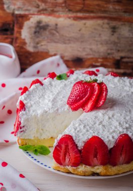 ahşap arka plan, seçici odak üzerinde süzme peynir ile pişmiş hiç çilek Cheesecake.