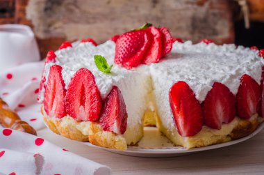 ahşap arka plan, seçici odak üzerinde süzme peynir ile pişmiş hiç çilek Cheesecake.