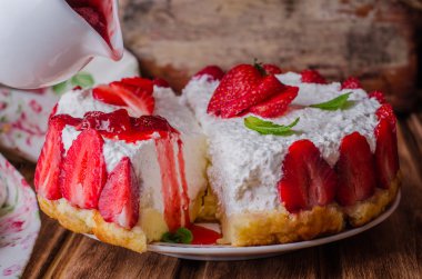 ahşap arka plan, seçici odak üzerinde süzme peynir ile pişmiş hiç çilek Cheesecake.