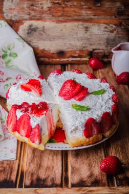 ahşap arka plan, seçici odak üzerinde süzme peynir ile pişmiş hiç çilek Cheesecake.