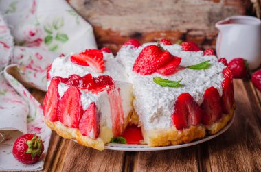 ahşap arka plan, seçici odak üzerinde süzme peynir ile pişmiş hiç çilek Cheesecake.