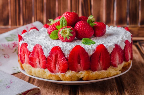 Geen gebakken Strawberry Cheesecake met kwark op houten achtergrond, selectieve aandacht. — Stockfoto