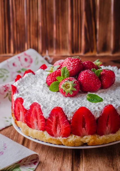 ahşap arka plan, seçici odak üzerinde süzme peynir ile pişmiş hiç çilek Cheesecake.