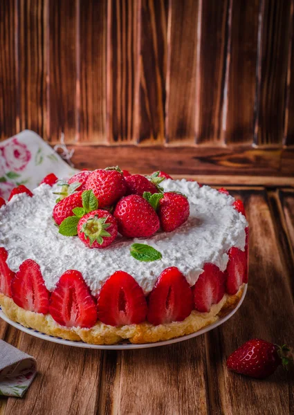ahşap arka plan, seçici odak üzerinde süzme peynir ile pişmiş hiç çilek Cheesecake.