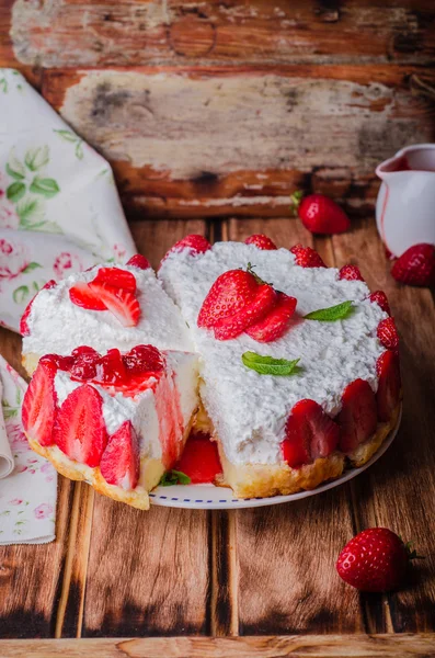 ahşap arka plan, seçici odak üzerinde süzme peynir ile pişmiş hiç çilek Cheesecake.