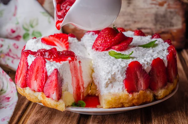 ahşap arka plan, seçici odak üzerinde süzme peynir ile pişmiş hiç çilek Cheesecake.