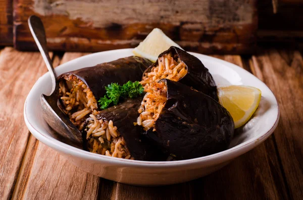 Μελιτζάνα Γεμιστή με κρέας και ρύζι σε μπολ σε ξύλινα φόντο. Επιλεκτική εστίαση. Αραβική κουζίνα — Φωτογραφία Αρχείου