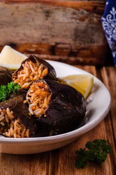 가지 나무 배경에 그릇에 쌀과 고기 박제. 선택적 초점입니다. 아라비아 요리 — 스톡 사진