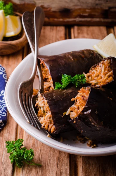 Berenjena rellena de carne y arroz en un tazón sobre fondo de madera. Enfoque selectivo. Cocina árabe — Foto de Stock