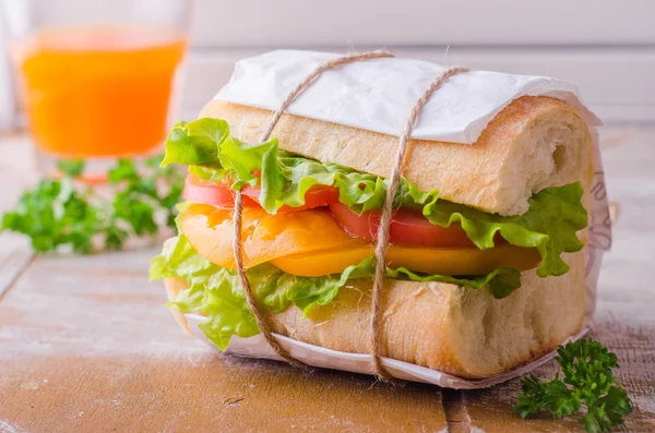 Sandwich avec salade de feuilles et tomates sur bassingraund en bois. Concentration sélective — Photo