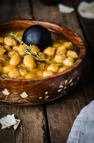 Soupe épicée de pois chiches sur fond vintage en bois. De la nourriture arabe. Concentration sélective — Photo