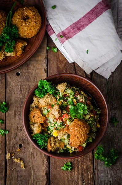 El tabulé fresco con el falafel - la ensalada del Medio Oriente, en el plato de barro sobre el fondo de madera. Enfoque selectivo. Imagen tonificada. Comida Ramadán — Foto de Stock